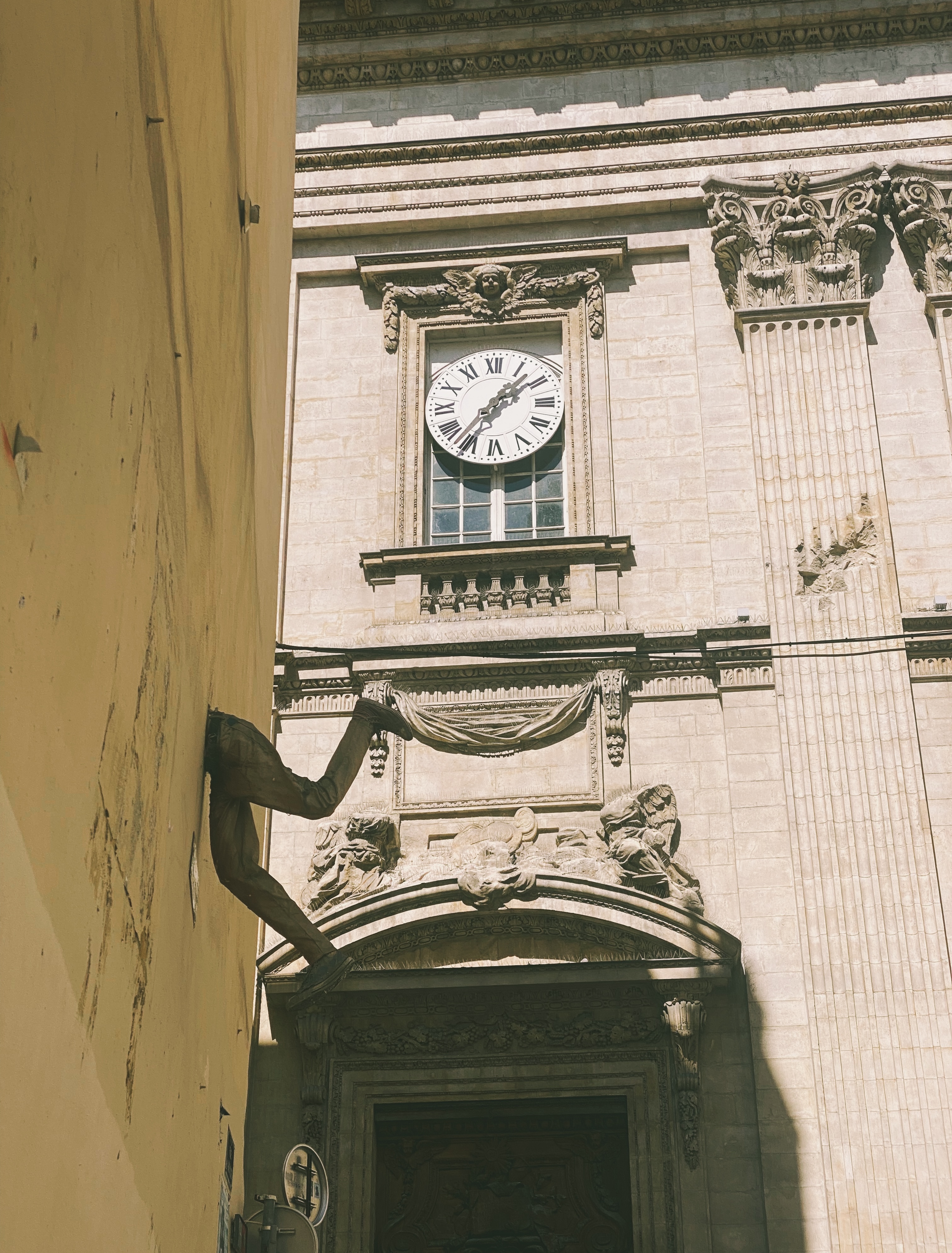 Clock detail representing cycles and timing